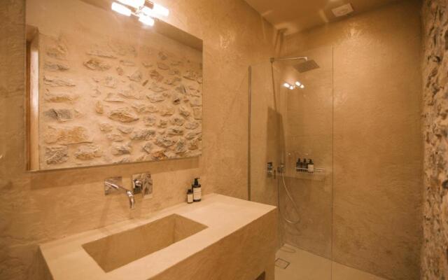 Mani Luxury Suites and Studios in Gytheio with Private Pools