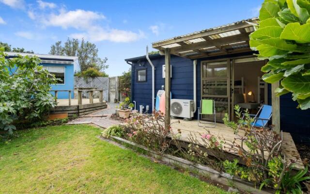 The Wee Blue Bach - Waikanae Beach Holiday Home