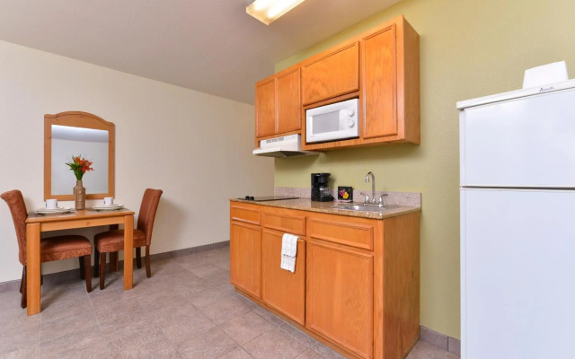 Americas Best Value Inn & Suites Winnie