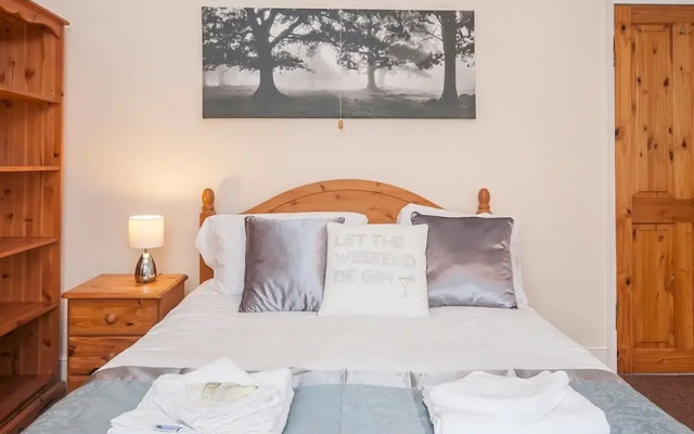 Spacious Victorian 4 bed house near Heath Hospital