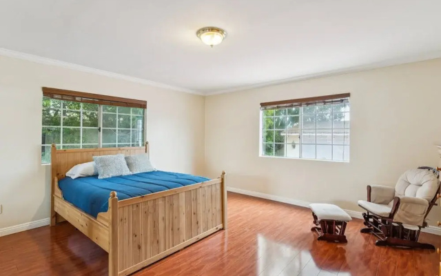 Russell House Near Hollywood & Griffith Park 3 Bedroom Home