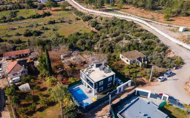 Villa With Pool and Backyard in Kepez