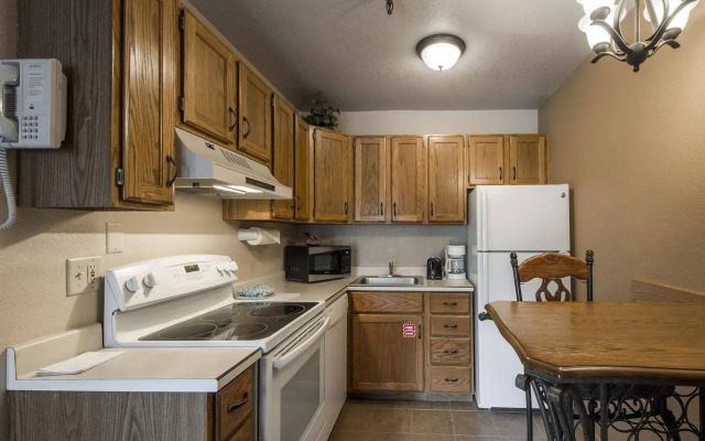 Carriage House Condominiums by All Seasons Resort Lodging