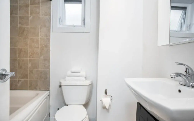 Sleek Studio in Downtown MTL by Sonder