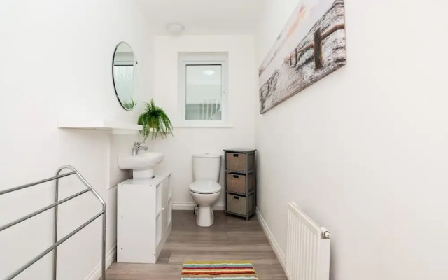 3 Bedroom House-private Parking