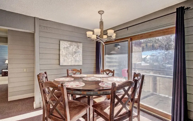 Beautiful Mountain Condo A Minute to Lift - AN210 by RedAwning