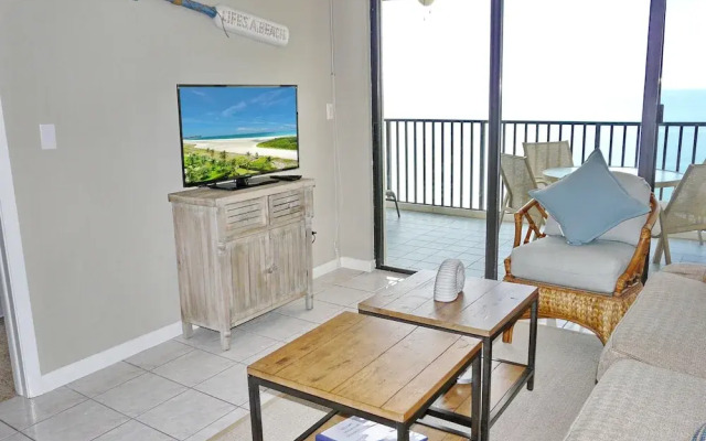 Charming Beachfront Condo With Pool, spa and Views