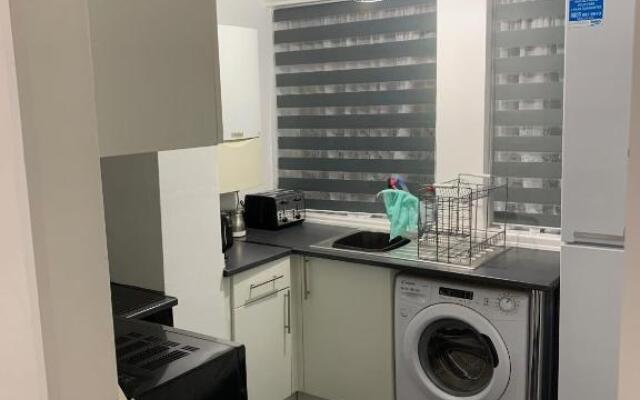 2 bed 1st floor Apartment-own entrance & parking