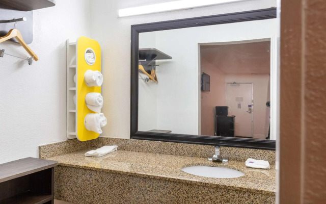 Motel 6 Houston, TX - East