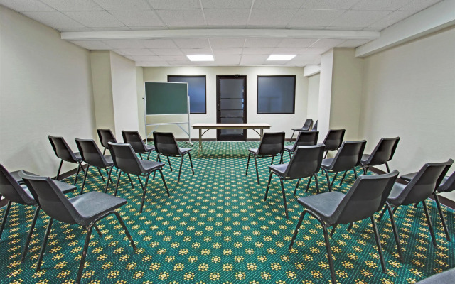 Red Roof Inn & Suites Newburgh – Stewart Airport/ West Point