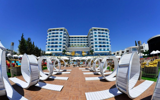 Azura Deluxe Resort & Spa