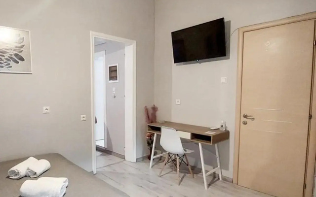 21st Street Comfy Studio