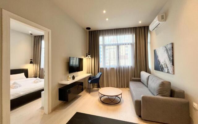 #Aura Studios & Suites F24
