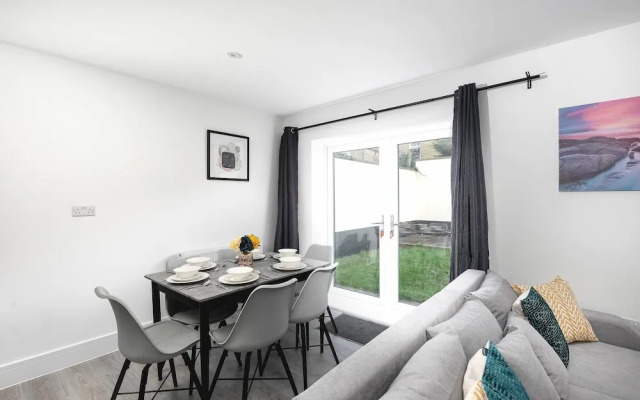 Skyvillion Vineyard Court, Enfield, 2 Bed, With Garden