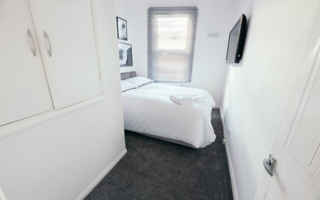 NEW Sleek and Chic 1BD Brighton Flat - Sleeps 3