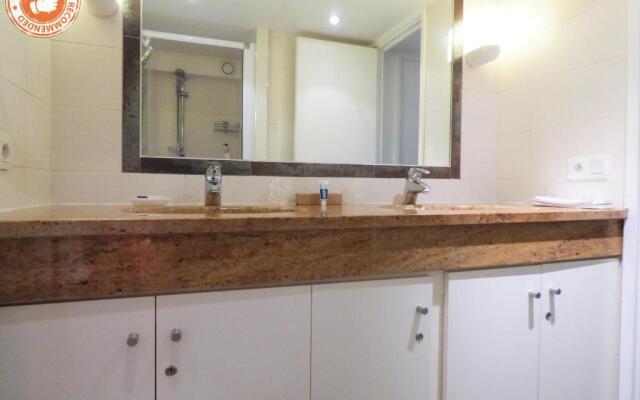 ALC - A521 - 4 min PALAIS AND BEACHES