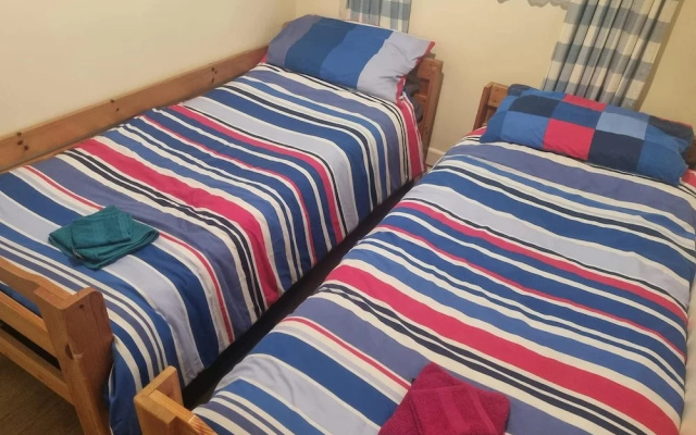 Villa Sleeps 4 With Free Parking