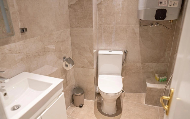 Shushi's Central Studio Apartment