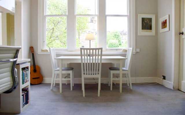2 Bedroom Flat In Comely Bank