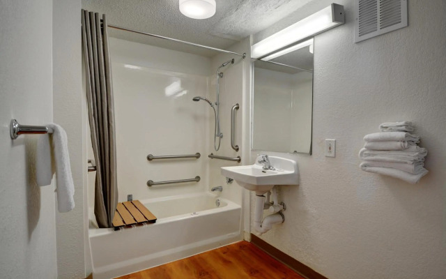Motel 6 Chicopee, MA - Springfield