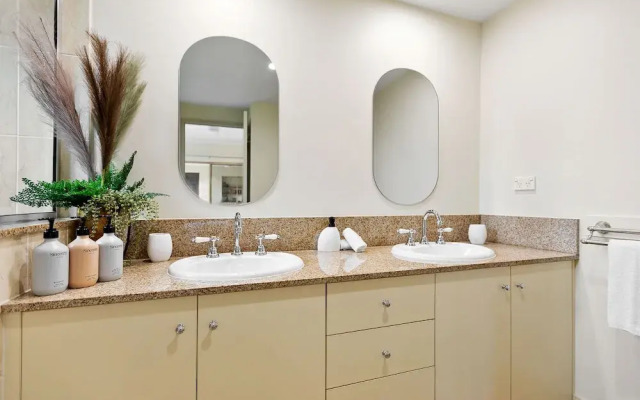 Lakeside Luxe Retreat - Pool View BBQ Spa Bath