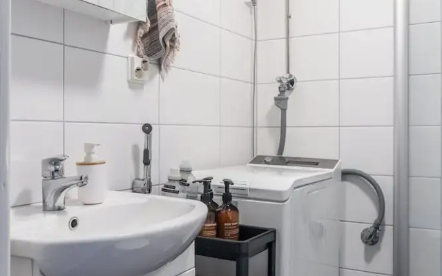 Bright & Cozy, Renovated Studio in the Center