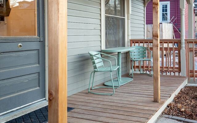 Couples Getaway | Walk to Unc | Free Cruiser Bikes