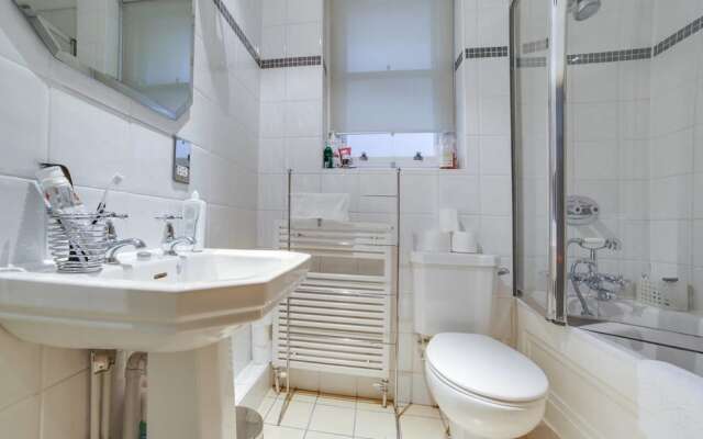 Bright Spacious 2BR Home Near Victoria