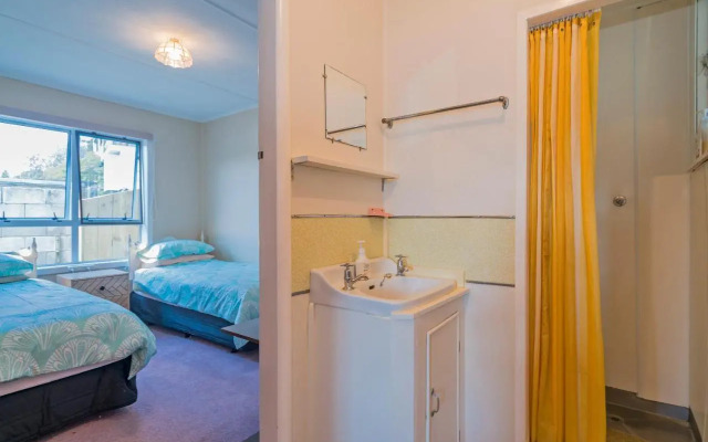 Sun Seeker Bach - Ferry Landing Holiday Home