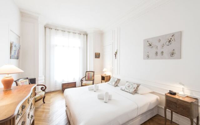 Elegance near Batignolles