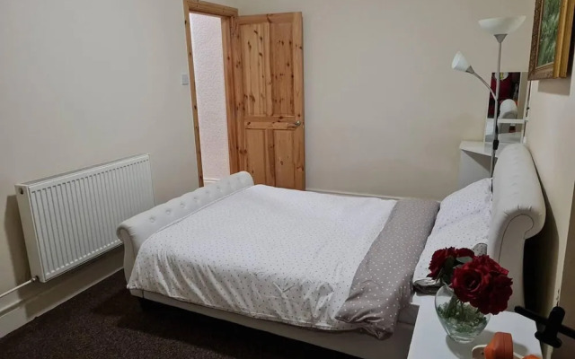 Impeccable 4-bed House in Blackpool