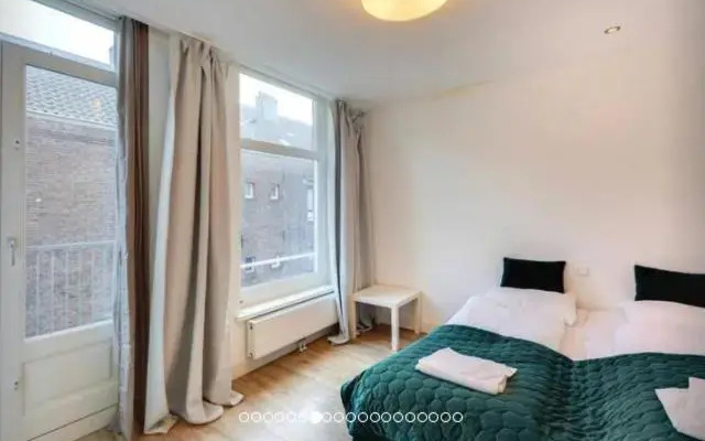 Luxurious Canalview APT with Patio CITY CENTRE