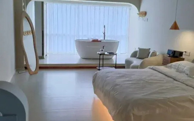 Golden Lake View Cinema Apartment