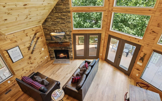 Creekside Manor 3 Bedroom Cabin by RedAwning