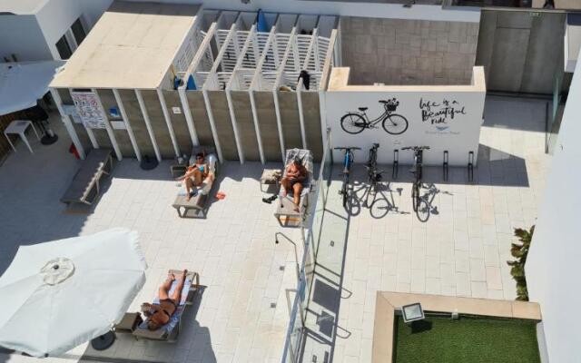 COOL Apartment NEAR Beach Pool & AC 1