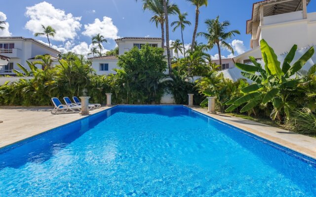 Beachfront 7BR Villa with Pool & Maid