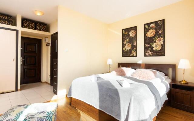 Apartments City Center Krucza by Renters