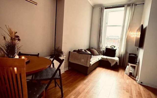 2 Bed Flat - Sleeps 4 - Parking - Wifi