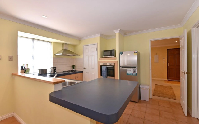 Redcliff Home Close to City & Airport