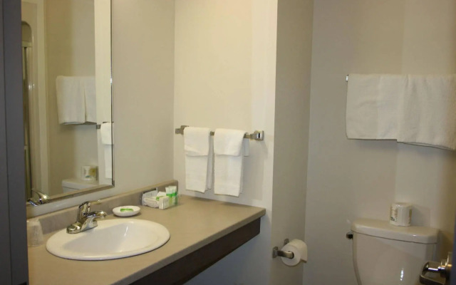 Crossroads Inn & Suites