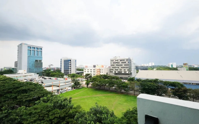 Great Location Studio at Tree Park Apartment