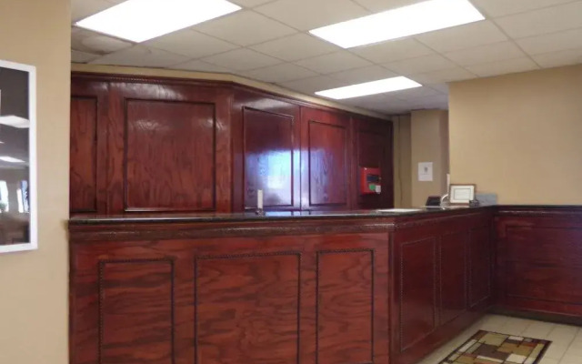 Econo Lodge Inn & Suites