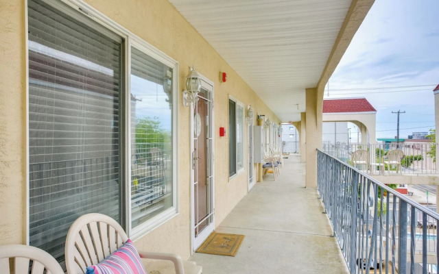 Quaint Wildwood Condo ~ Walk to Beach!