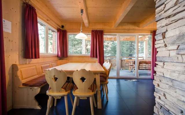 Cozy Chalet With hot tub