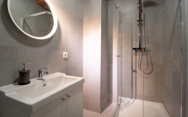 Modern and Charming Apartment - Close TO Center