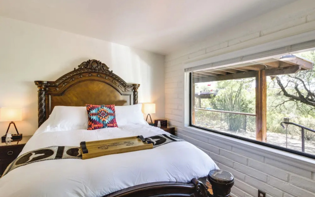 Eclectic Tucson Home 2 Mi to Saguaro National Park