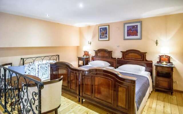 Amoret Apartments