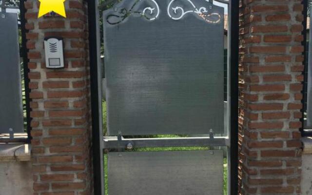 camera con giardino e piscina