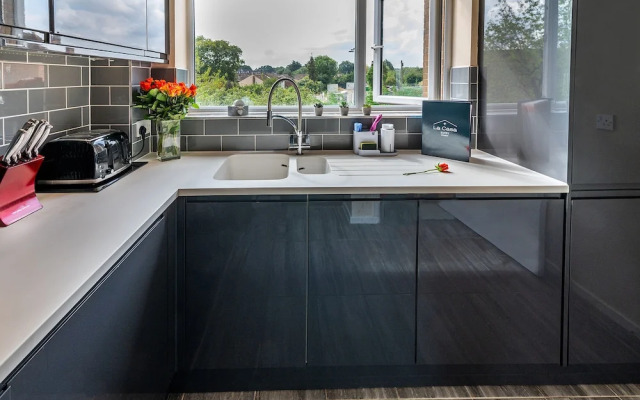 Charming 2-bed Apartment in Windsor - Free Parking