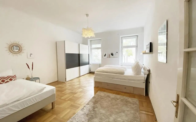 Sunny Apartment near Belvédère Castle